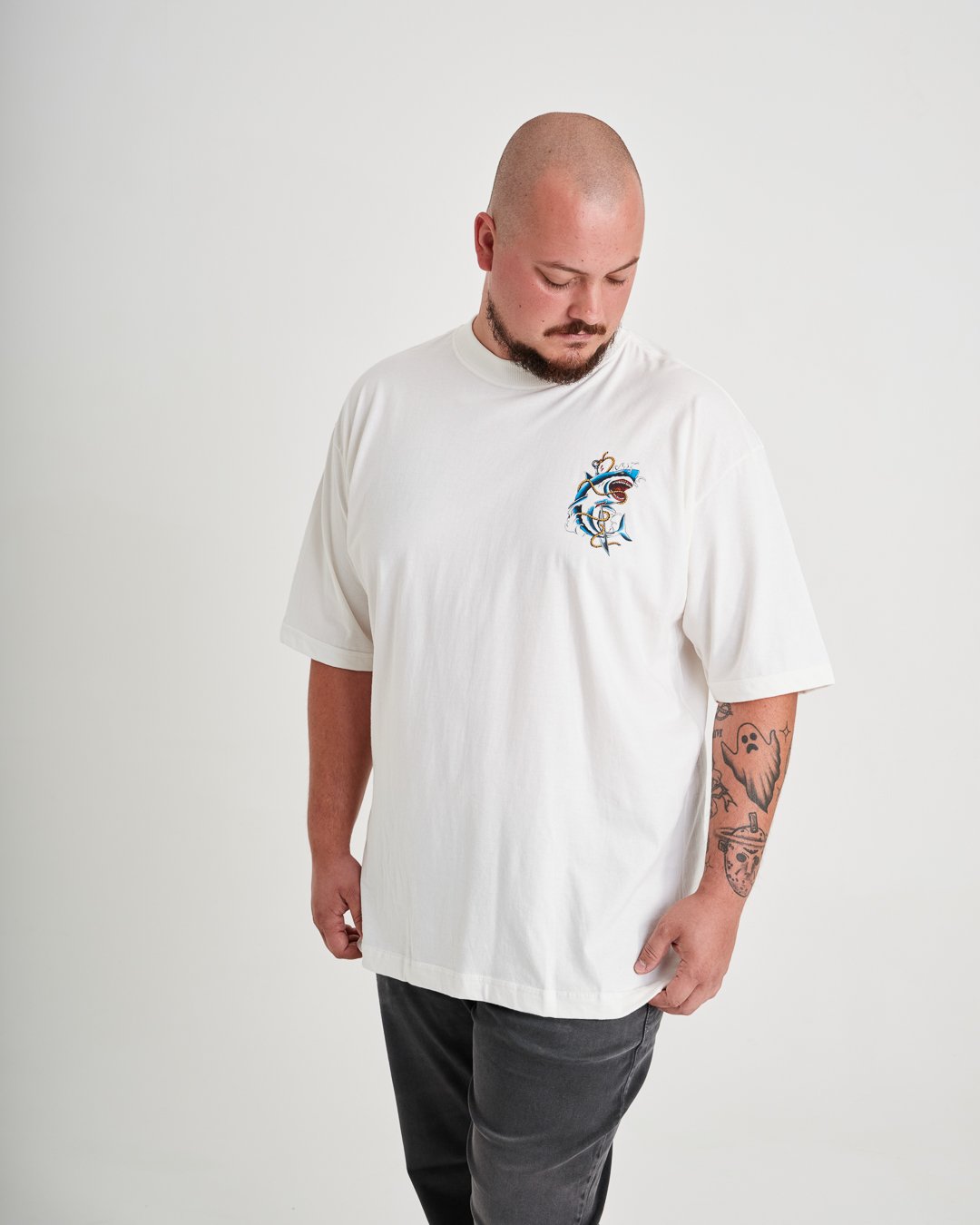 RYESVILLE グレートスモーキー BAA Costume Mfg Camiseta Oversized Estampada Hunted - Off White