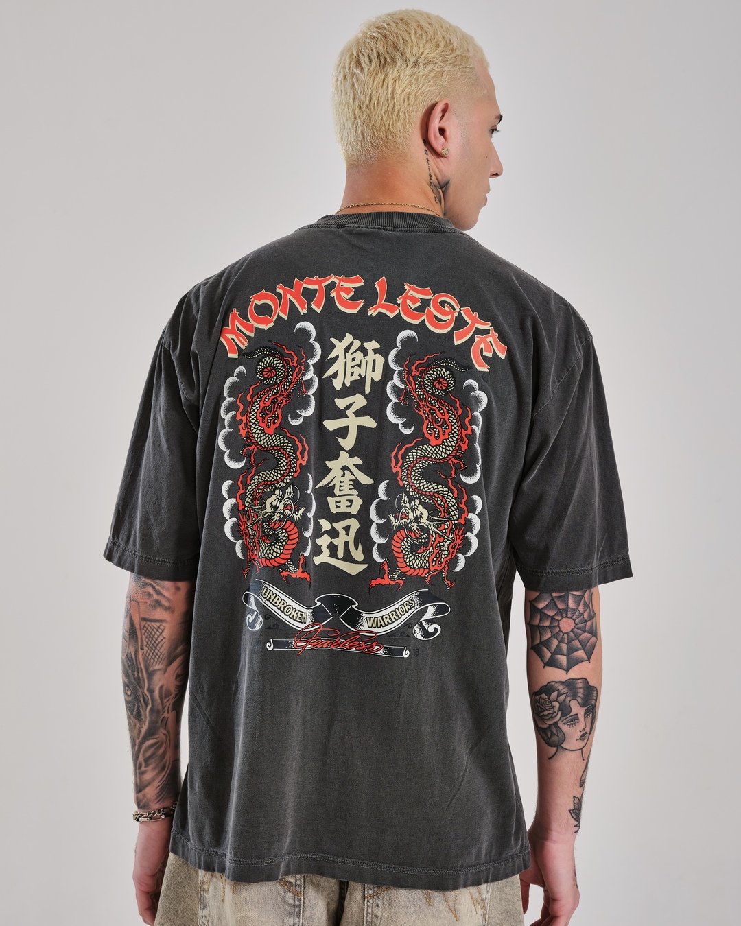 camiseta oversized estampada warrior cinza estonada